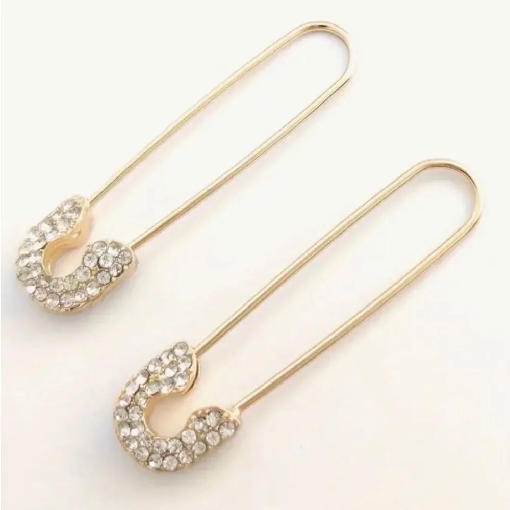 🧷 NEW sparkling crystal safety pin earrings 🧷